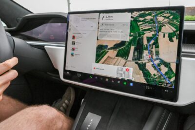 Écran de navigation d'une voiture affichant une carte détaillée