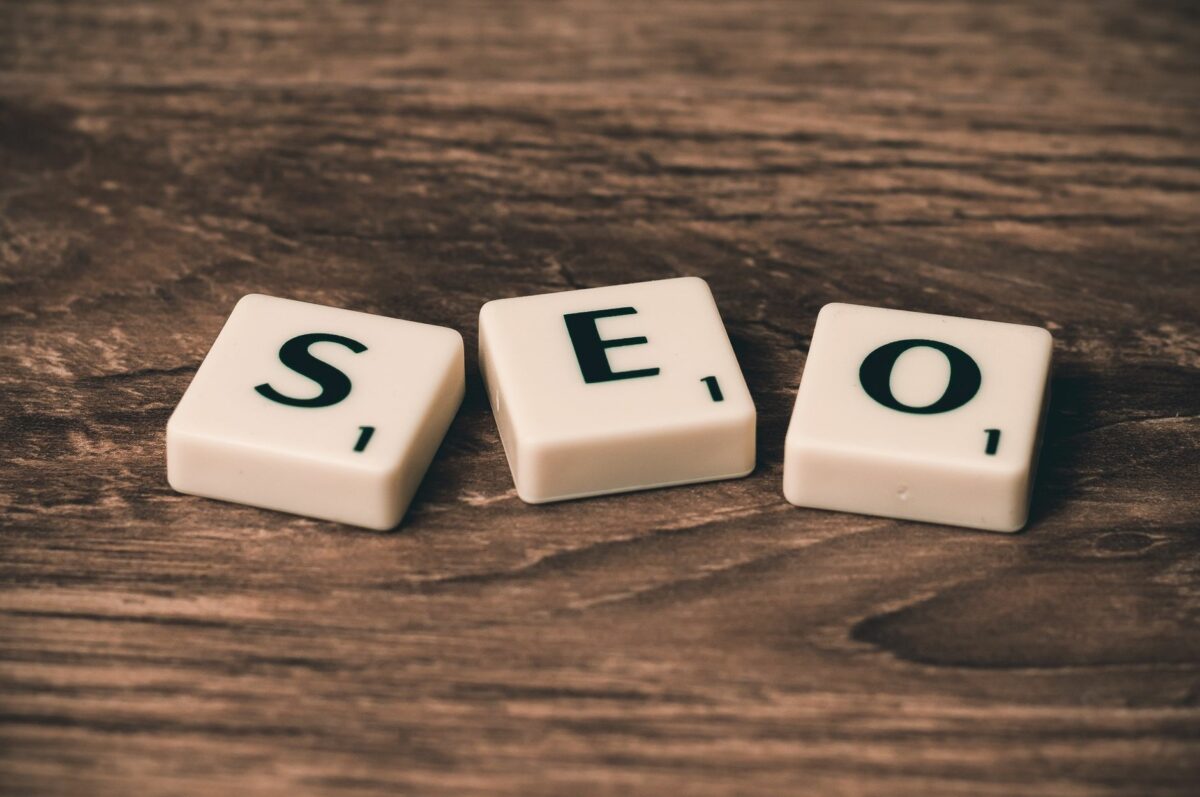 Lettres de Scrabble formant le mot SEO, symbole du référencement d'un site internet