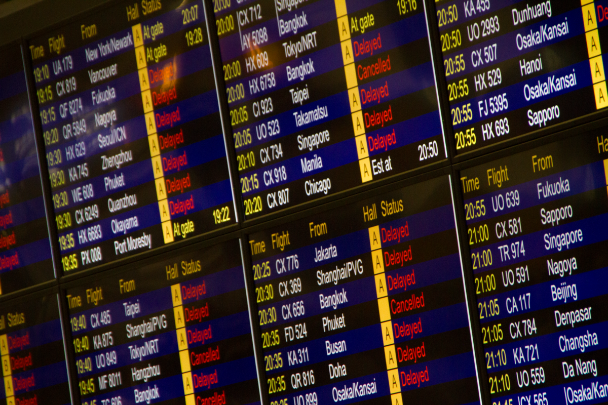 Panneau d'affichage numérique des départs et arrivées dans un aéroport