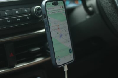 Smartphone affichant une application de cartographie à l'intérieur d'une voiture