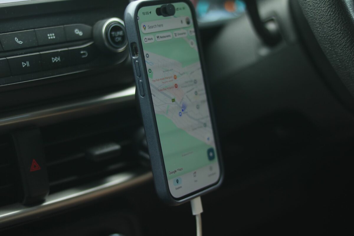 Smartphone affichant une application de cartographie à l'intérieur d'une voiture